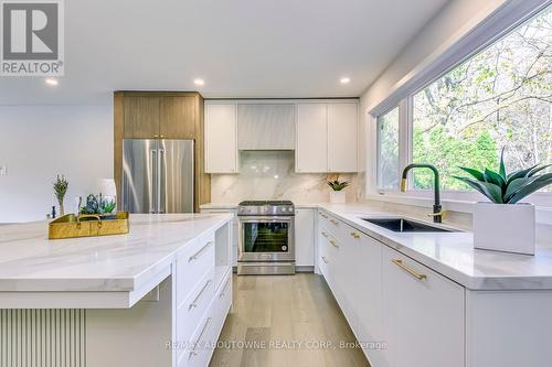 2243 Ingersoll Drive, Burlington, ON - Indoor Photo Showing Kitchen With Upgraded Kitchen