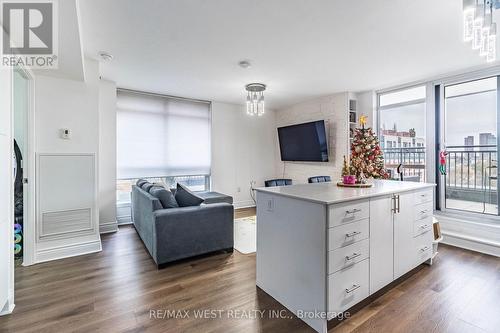 730 - 36 Via Bagnato Avenue, Toronto, ON - Indoor Photo Showing Living Room