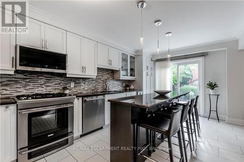 2 Aquasanta Crescent W, Hamilton, ON - Indoor Photo Showing Kitchen With Upgraded Kitchen