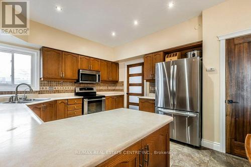 60 Brewster Place, Cambridge, ON - Indoor Photo Showing Kitchen With Double Sink