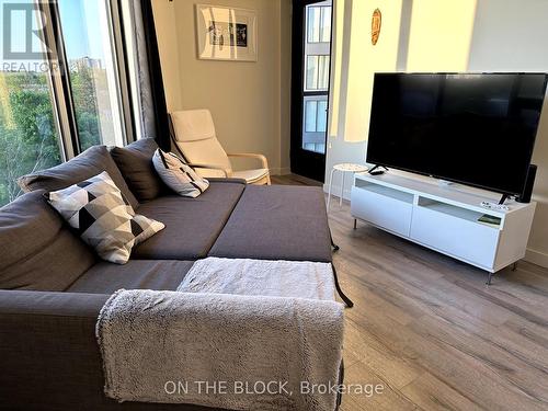 524 - 690 King Street W, Kitchener, ON - Indoor Photo Showing Living Room