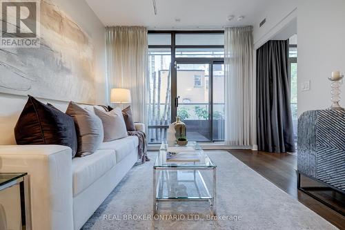 104 - 21 Scollard Street, Toronto, ON - Indoor Photo Showing Living Room