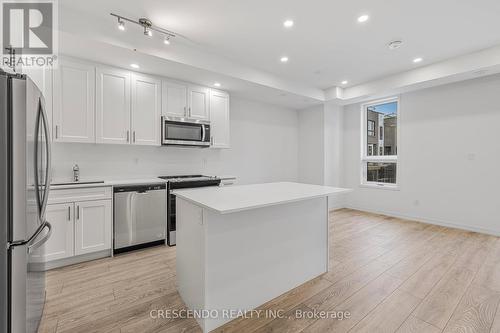 21 - 22 Lytham Green Circle, Newmarket, ON - Indoor Photo Showing Kitchen With Upgraded Kitchen