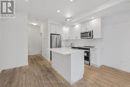 21 - 22 Lytham Green Circle, Newmarket, ON - Indoor Photo Showing Kitchen With Upgraded Kitchen