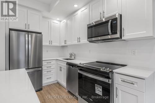 21 - 22 Lytham Green Circle, Newmarket, ON - Indoor Photo Showing Kitchen With Upgraded Kitchen