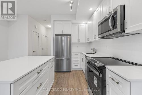 21 - 22 Lytham Green Circle, Newmarket, ON - Indoor Photo Showing Kitchen With Upgraded Kitchen