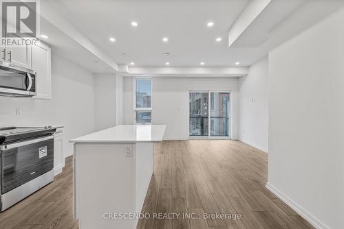 21 - 22 Lytham Green Circle, Newmarket, ON - Indoor Photo Showing Kitchen With Upgraded Kitchen