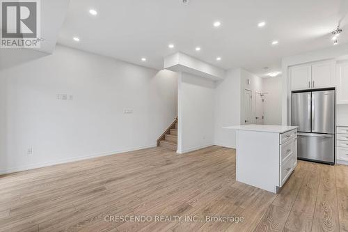 21 - 22 Lytham Green Circle, Newmarket, ON - Indoor Photo Showing Kitchen