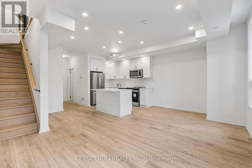 21 - 22 Lytham Green Circle, Newmarket, ON - Indoor Photo Showing Kitchen With Upgraded Kitchen