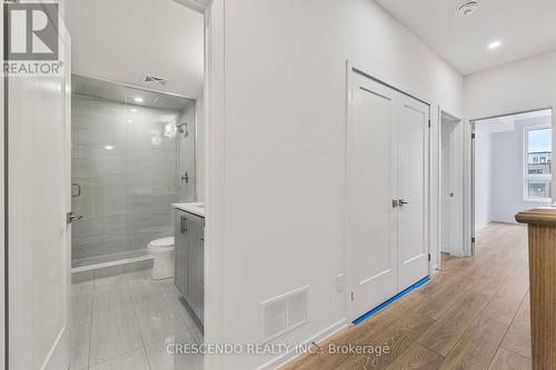 21 - 22 Lytham Green Circle, Newmarket, ON - Indoor Photo Showing Bathroom