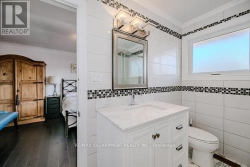 131 Green Road, Hamilton, ON - Indoor Photo Showing Bathroom