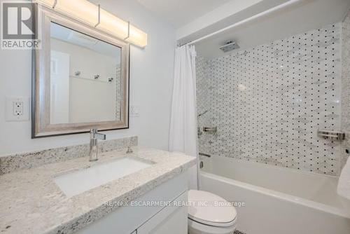 131 Green Road, Hamilton, ON - Indoor Photo Showing Bathroom