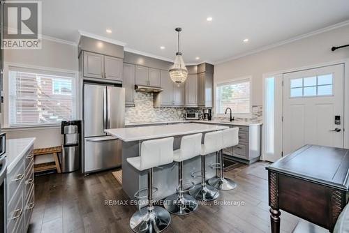 131 Green Road, Hamilton, ON - Indoor Photo Showing Kitchen With Upgraded Kitchen