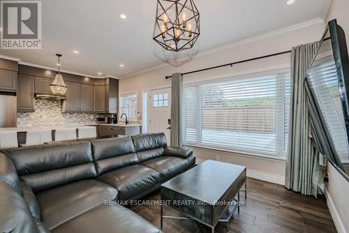 131 Green Road, Hamilton, ON - Indoor Photo Showing Living Room