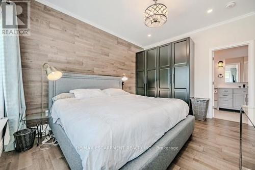 131 Green Road, Hamilton, ON - Indoor Photo Showing Bedroom