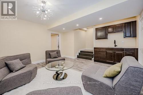 131 Green Road, Hamilton, ON - Indoor Photo Showing Living Room