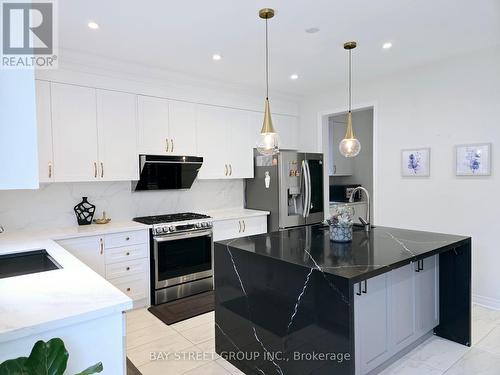 404 Baker Hill Boulevard, Whitchurch-Stouffville, ON - Indoor Photo Showing Kitchen With Upgraded Kitchen