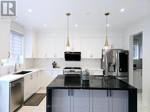 404 Baker Hill Boulevard, Whitchurch-Stouffville, ON - Indoor Photo Showing Kitchen With Stainless Steel Kitchen With Upgraded Kitchen