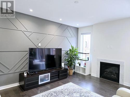 404 Baker Hill Boulevard, Whitchurch-Stouffville, ON - Indoor Photo Showing Living Room With Fireplace