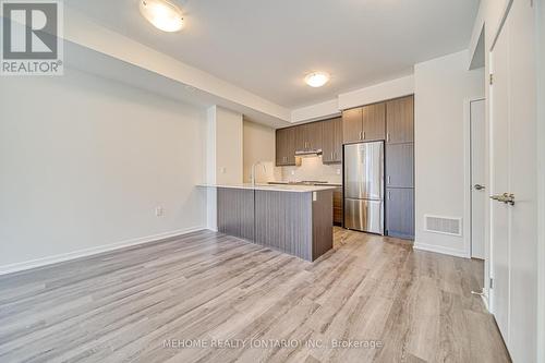 121 Honeycrisp Crest Way, Vaughan, ON - Indoor Photo Showing Kitchen