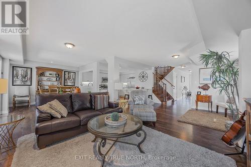 7 Links Trail, Georgian Bay, ON - Indoor Photo Showing Living Room