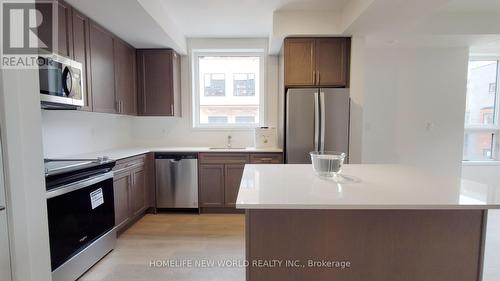 3 - 15 Lytham Green Circle, Newmarket, ON - Indoor Photo Showing Kitchen With Upgraded Kitchen