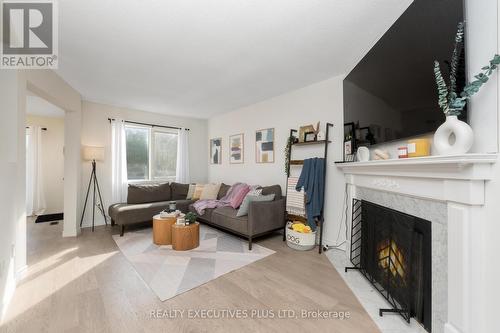 29 Perthshire Court, Hamilton, ON - Indoor Photo Showing Living Room With Fireplace