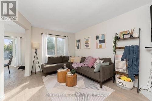 29 Perthshire Court, Hamilton, ON - Indoor Photo Showing Living Room