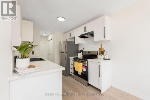 29 Perthshire Court, Hamilton, ON - Indoor Photo Showing Kitchen