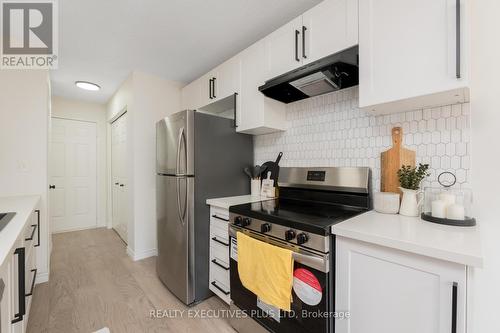 29 Perthshire Court, Hamilton, ON - Indoor Photo Showing Kitchen