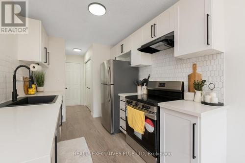 29 Perthshire Court, Hamilton, ON - Indoor Photo Showing Kitchen