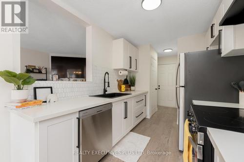 29 Perthshire Court, Hamilton, ON - Indoor Photo Showing Kitchen With Upgraded Kitchen