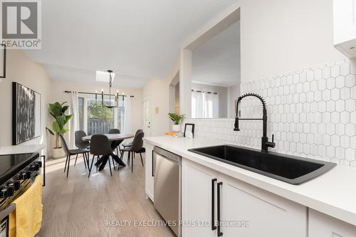 29 Perthshire Court, Hamilton, ON - Indoor Photo Showing Kitchen