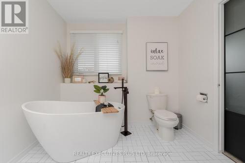 29 Perthshire Court, Hamilton, ON - Indoor Photo Showing Bathroom