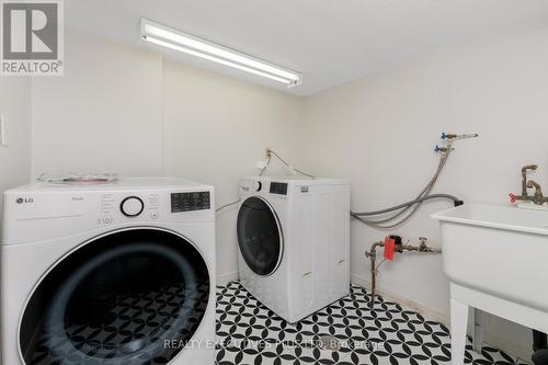 29 Perthshire Court, Hamilton, ON - Indoor Photo Showing Laundry Room