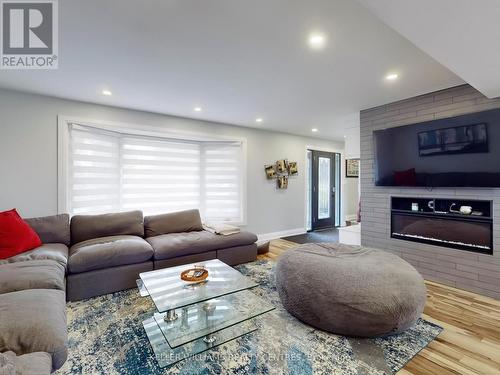 24 North Street, Uxbridge, ON - Indoor Photo Showing Living Room