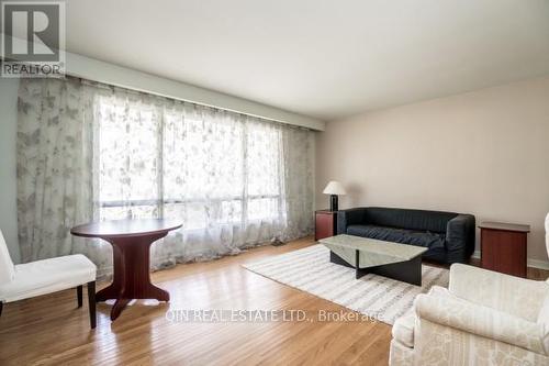 22 St Andres Court, Markham, ON - Indoor Photo Showing Living Room