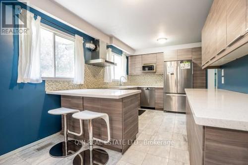 22 St Andres Court, Markham, ON - Indoor Photo Showing Kitchen With Upgraded Kitchen