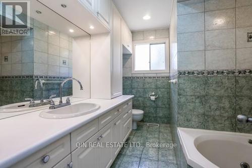 22 St Andres Court, Markham, ON - Indoor Photo Showing Bathroom