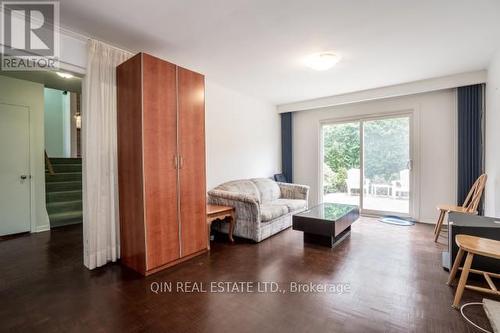 22 St Andres Court, Markham, ON - Indoor Photo Showing Living Room