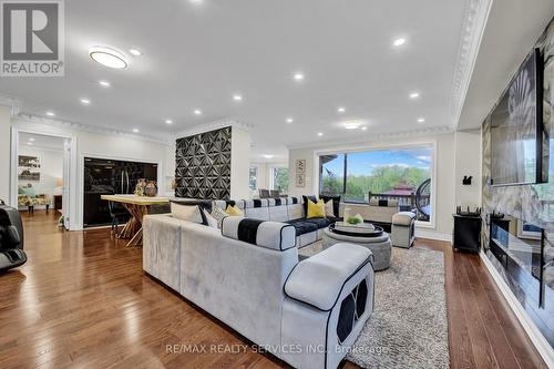 247 Sand Road, East Gwillimbury, ON - Indoor Photo Showing Living Room