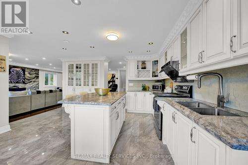 247 Sand Road, East Gwillimbury, ON - Indoor Photo Showing Kitchen With Double Sink With Upgraded Kitchen