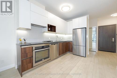 1909 - 15 Water Walk Drive, Markham, ON - Indoor Photo Showing Kitchen With Upgraded Kitchen