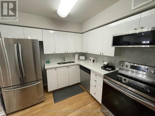 613 - 1512 Pilgrims Way, Oakville, ON - Indoor Photo Showing Kitchen With Double Sink