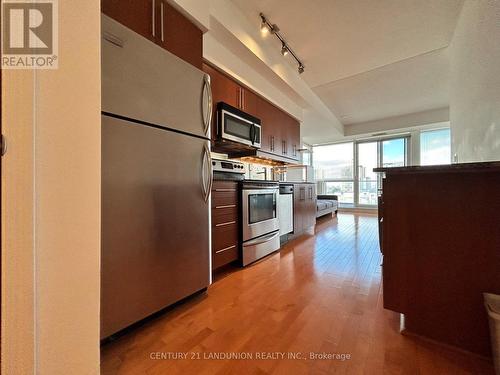 301 - 2885 Bayview Avenue, Toronto, ON - Indoor Photo Showing Kitchen