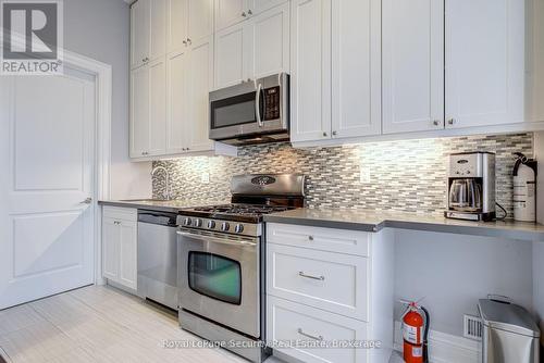 B - 184 Bartlett Avenue, Toronto, ON - Indoor Photo Showing Kitchen With Upgraded Kitchen