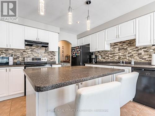 673 Holly Avenue, Milton, ON - Indoor Photo Showing Kitchen With Upgraded Kitchen