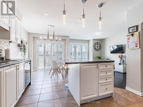 673 Holly Avenue, Milton, ON - Indoor Photo Showing Kitchen With Upgraded Kitchen