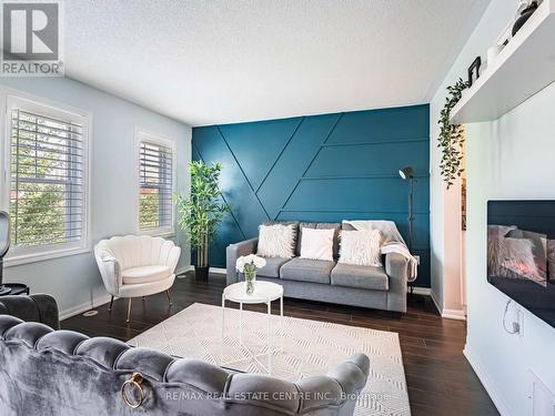 673 Holly Avenue, Milton, ON - Indoor Photo Showing Living Room