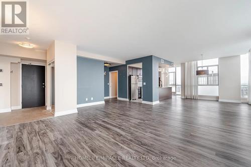 Ph2 - 225 Webb Drive, Mississauga, ON - Indoor Photo Showing Living Room